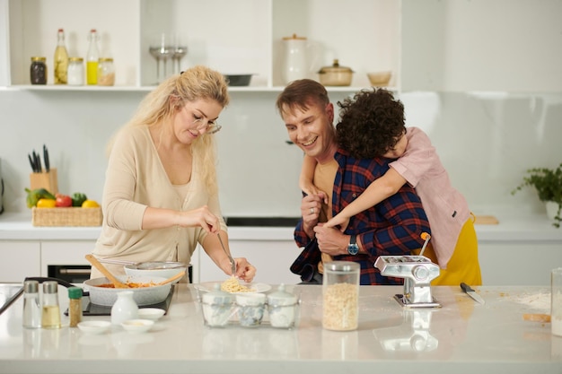 Persoane gătesc împreună